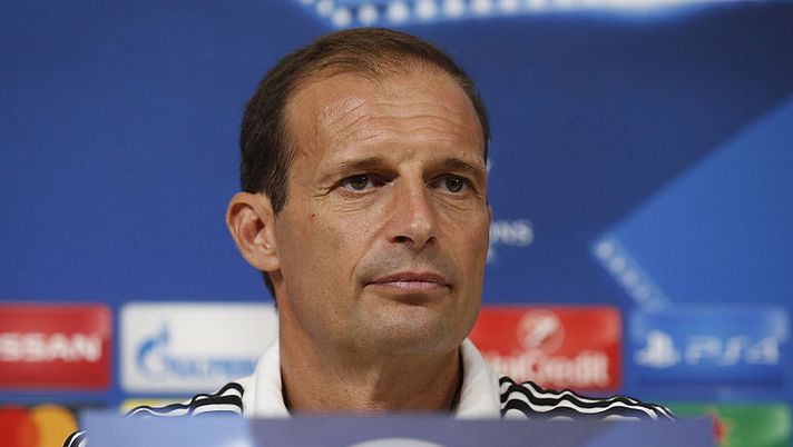 Juventus' coach Massimiliano Allegri delivers a press conference at the 'Juventus Stadium' in Turin on September 13, 2016 on the eve of the UEFA Champions League football match Juventus Vs FC Sevilla. / AFP / MARCO BERTORELLO (Photo credit should read MARCO BERTORELLO/AFP/Getty Images) Allegri: “Marchisio e Barzagli fuori! Due dubbi di formazione: Pjaca, Cuadrado e Khedira…” - immagine 1