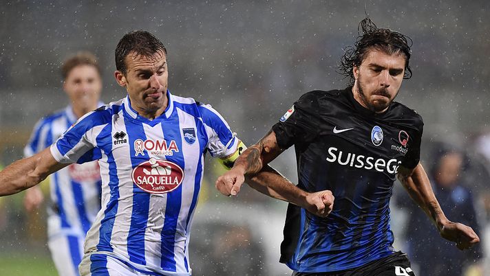 PESCARA, ITALY - OCTOBER 26: Hugo Campagnaro of Pescara Calcio and Alberto Paloschi of Atalanta BC in action during the Serie A match between Pescara Calcio and Atalanta BC at Adriatico Stadium on October 26, 2016 in Pescara, Italy. (Photo by Giuseppe Bellini/Getty Images) PESCARA, ITALY - OCTOBER 26: Hugo Campagnaro of Pescara Calcio and Alberto Paloschi of Atalanta BC in action during the Serie A match between Pescara Calcio and Atalanta BC at Adriatico Stadium on October 26, 2016 in Pescara, Italy. (Photo by Giuseppe Bellini/Getty Images)