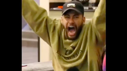 VIDEO PSG, Neymar esultanza esagerata per il terzo gol di Mbappè: l’asso brasiliano si scatena così dal divano di casa…