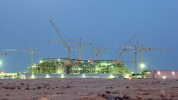 Qatar, ONG accusa: lavoratori espulsi senza aver ricevuto lo stipendio. Doha si difende: “Violata sicurezza”