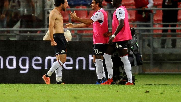 BOLOGNA, ITALY - SEPTEMBER 21: Mattia Destro of Genoa CFC celebrates after scoring a goal during the Serie A match between Bologna FC v Genoa CFC at Stadio Renato Dall'Ara on September 21, 2021 in Bologna, Italy. (Photo by Mario Carlini / Iguana Press/Getty Images) 