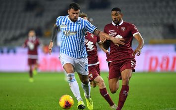  TURIN, ITALY - DECEMBER 21: Gleison Bremer (R) of Torino FC competes with Andrea Petagna of SPAL during the Serie A match between Torino FC and SPAL at Stadio Olimpico di Torino on December 21, 2019 in Turin, Italy. (Photo by Valerio Pennicino/Getty Images)