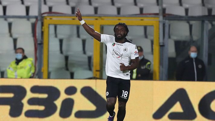 LA SPEZIA, ITALY - DECEMBER 23: Mbala Nzola of Spezia Calcio celebrates after scoring a goal during the Serie A match between Spezia Calcio and Genoa CFC at Stadio Alberto Picco on December 23, 2020 in La Spezia, Italy. (Photo by Gabriele Maltinti/Getty Images) Nzola-Spezia