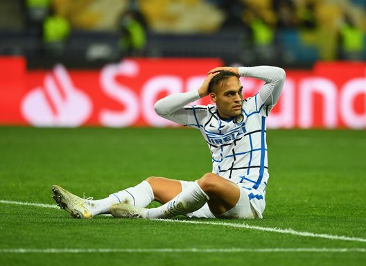 KYIV, UKRAINE - OCTOBER 27: Lautaro Martinez of FC Internazionale reacts during the UEFA Champions League Group B stage match between Shakhtar Donetsk and FC Internazionale at Olimpiysky on October 27, 2020 in Kyiv, Ukraine. (Photo by Claudio Villa - Inter/Inter via Getty Images) KYIV, UKRAINE - OCTOBER 27: Lautaro Martinez of FC Internazionale reacts during the UEFA Champions League Group B stage match between Shakhtar Donetsk and FC Internazionale at Olimpiysky on October 27, 2020 in Kyiv, Ukraine. (Photo by Claudio Villa - Inter/Inter via Getty Images)