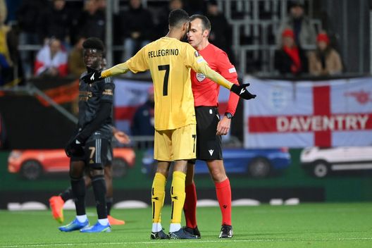 BODO, NORWAY - OCTOBER 13: Amahl Pellegrino of Bodo/Glimt confronts Referee Irfan Peljto during the UEFA Europa League group A match between FK Bodo/Glimt and Arsenal FC at Aspmyra Stadion on October 13, 2022 in Bodo, Norway. (Photo by David Lidstrom/Getty Images) La moViola: Peljto attento su Milenkovic-Ishak. Possibile rigore su Cabral- immagine 2