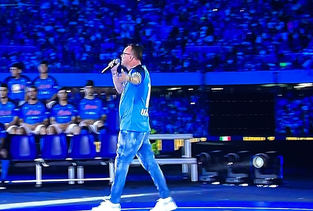 GALLERY Gigi D’Alessio fa impazzire il Maradona: lo show del cantante - immagine 8
