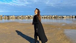 Giorgia Palmas in spiaggia sotto il sole invernale di Pesaro: “Vitamina D”