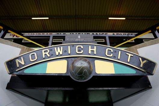 NORWICH, ENGLAND - AUGUST 16: A close up of details including the club name displayed from a railway locomotive nameplate before the Sky Bet Championship between Norwich City and Huddersfield Town at Carrow Road on August 16, 2022 in Norwich, England. (Photo by William Early/Getty Images) Norwich, troppo rumore allo stadio: vietato l’accesso a Carrow Road agli Under 24… mesi - immagine 1