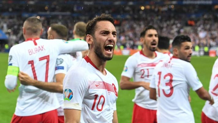 Turkey's midfielder Hakan Calhanoglu (C) and teammates celebrate their equalizer during the Euro 2020 Group H qualification football match between France and Turkey at the Stade de France in Saint-Denis, outside Paris on October 14, 2019. (Photo by Alain JOCARD / AFP) (Photo by ALAIN JOCARD/AFP via Getty Images) Calhanoglu annuncia: “Ho un accordo con l’Inter, domani a Milano per la firma” - immagine 1