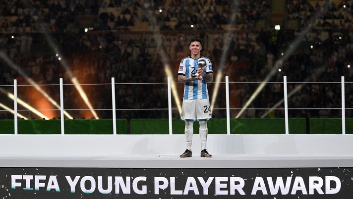 LUSAIL CITY, QATAR - DECEMBER 18: Enzo Fernandez of Argentina poses for a photo with the FIFA Young Player award during the FIFA World Cup Qatar 2022 Final match between Argentina and France at Lusail Stadium on December 18, 2022 in Lusail City, Qatar. (Photo by Dan Mullan/Getty Images) Mondiali, Enzo Fernandez miglior giovane: che rimpianto per il Milan