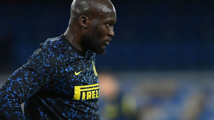 NAPLES, ITALY - APRIL 18: Romelu Lukaku of FC Internazionale during the Serie A match between SSC Napoli and FC Internazionale at Stadio Diego Armando Maradona on April 18, 2021 in Naples, Italy. Sporting stadiums around Italy remain under strict restrictions due to the Coronavirus Pandemic as Government social distancing laws prohibit fans inside venues resulting in games being played behind closed doors. (Photo by Francesco Pecoraro/Getty Images) Skriniar e l’aneddoto su Lukaku: “Ci diceva che sarebbe andato via se…” - immagine 1