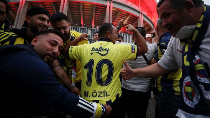 FRANKFURT AM MAIN, GERMANY - SEPTEMBER 16: Fans of Fenerbahce enjoy the pre-match atmosphere outside the stadium prior to the UEFA Europa League group D match between Eintracht Frankfurt and Fenerbahce at Deutsche Bank Park on September 16, 2021 in Frankfurt am Main, Germany. (Photo by Alex Grimm/Getty Images) FRANKFURT AM MAIN, GERMANY - SEPTEMBER 16: Fans of Fenerbahce enjoy the pre-match atmosphere outside the stadium prior to the UEFA Europa League group D match between Eintracht Frankfurt and Fenerbahce at Deutsche Bank Park on September 16, 2021 in Frankfurt am Main, Germany. (Photo by Alex Grimm/Getty Images)