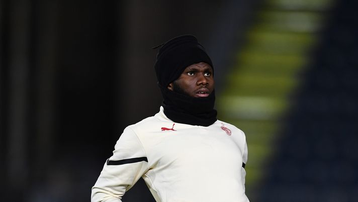 EMPOLI, ITALY - DECEMBER 22: Franck Kessie of AC Milan warms up ahead before the Serie A match between Empoli FC and AC Milan at Stadio Carlo Castellani on December 22, 2021 in Empoli, Italy. (Photo by Claudio Villa/AC Milan via Getty Images) kessie