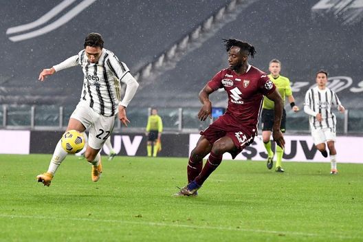 TURIN, ITALY - DECEMBER 05: Federico Chiesa of Juventus in action against Soualiho Meite of Torino FC during the Serie A match between Juventus and Torino FC at Allianz Stadium on December 05, 2020 in Turin, Italy. (Photo by Daniele Badolato - Juventus FC/Juventus FC via Getty Images) TURIN, ITALY - DECEMBER 05: Federico Chiesa of Juventus in action against Soualiho Meite of Torino FC during the Serie A match between Juventus and Torino FC at Allianz Stadium on December 05, 2020 in Turin, Italy. (Photo by Daniele Badolato - Juventus FC/Juventus FC via Getty Images)