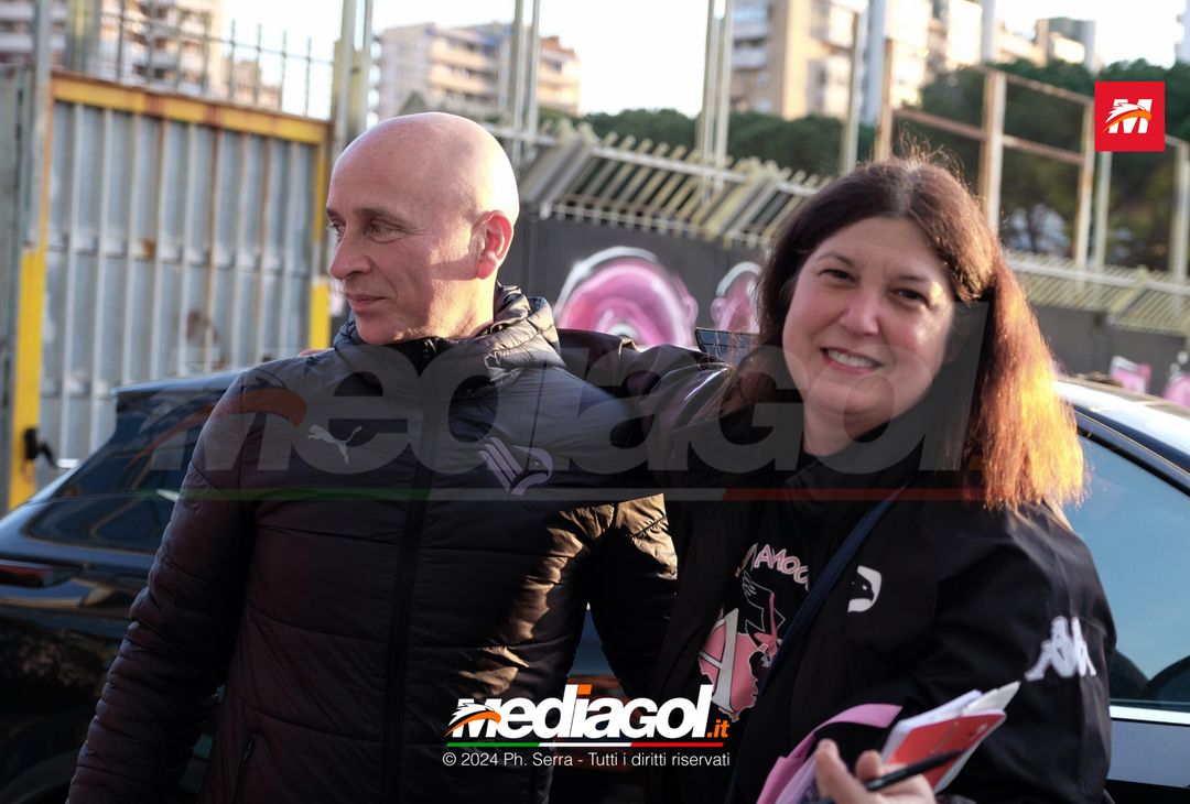 FOTO PALERMO: I giocatori del Palermo scattano selfie con i tifosi (GALLERY) - immagine 20