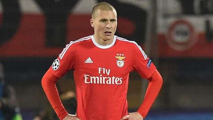 FUTEBOL - Hulk (esq) e Lindelof no Zenit - Benfica, encontro dos oitavos de final da LIGA DOS CAMPEOES 2015/2016. Estadio Petrovskiy, em Sao Petersburgo, na Russia. Quarta Feira, 9 de Marco de 2016. (Miguel Nunes/ASF) ZENIT BENFICA FUTEBOL - Hulk (esq) e Lindelof no Zenit - Benfica, encontro dos oitavos de final da LIGA DOS CAMPEOES 2015/2016. Estadio Petrovskiy, em Sao Petersburgo, na Russia. Quarta Feira, 9 de Marco de 2016. (Miguel Nunes/ASF) ZENIT BENFICA