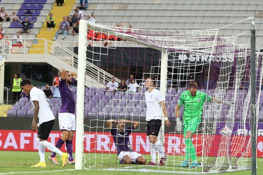FLORENCE, ITALY - SEPTEMBER 08: Arthur Mendonça Cabral of ACF Fiorentina and Luca Ranieri of ACF Fiorentina reacts during the UEFA Europa Conference League group A match between ACF Fiorentina and Rīgas Futbola skola at Stadio Artemio Franchi on September 8, 2022 in Florence, Italy (Photo by Gabriele Maltinti/Getty Images) Fiorentina, così non va: Barak, poi il buio. Il Franchi avverte e fischia- immagine 2
