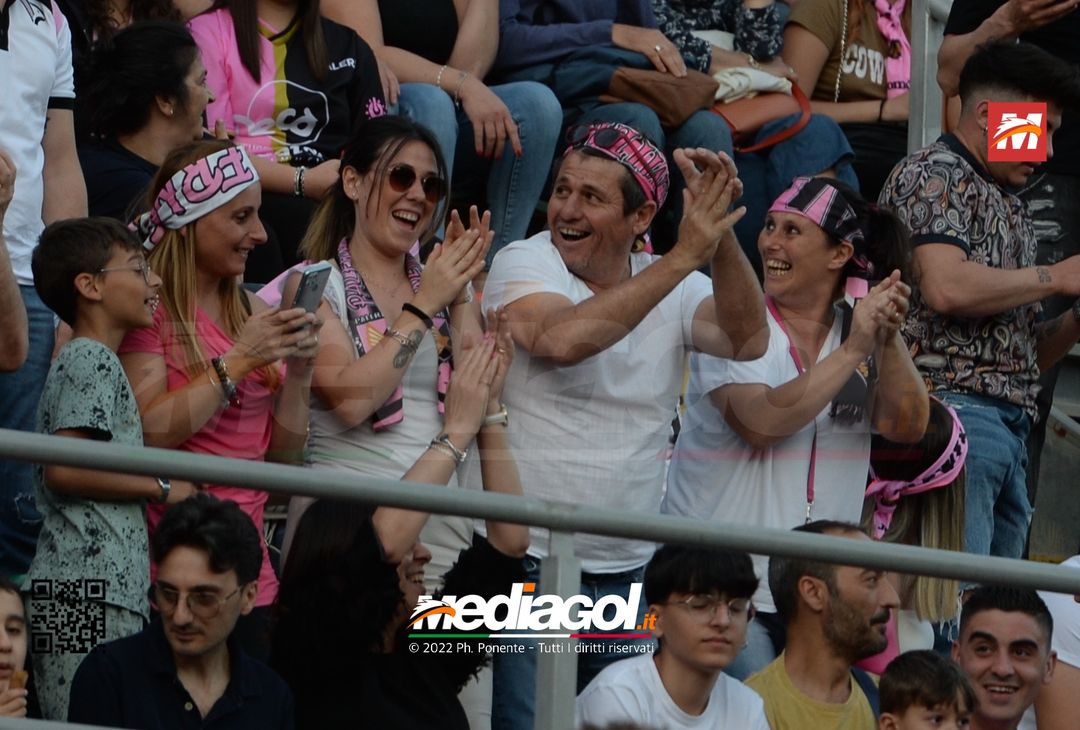 Fototifo, i tifosi allo stadio per Palermo-Feralpisaló 1-0 (gallery) - immagine 177