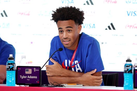DOHA, QATAR - NOVEMBER 24: Tyler Adams of United States reacts during the USA Press Conference at the Main Media Center on November 24, 2022 in Doha, Qatar. (Photo by Alex Pantling/Getty Images ) Qatar 2022, lo statunitense Adams snobba l’Inghilterra: “Paura? Mi spaventano i ragni…” - immagine 1