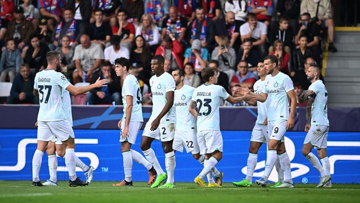 PLZEN, CZECH REPUBLIC - SEPTEMBER 13: Edin Dzeko of FC Internazionale celebrates with team-mates after scoring the goal during the UEFA Champions League group C match between Viktoria Plzen and FC Internazionale at Doosan Arena on September 13, 2022 in Plzen, Czech Republic. (Photo by Mattia Ozbot - Inter/Inter via Getty Images) Dzeko finalmente una… Viktoria per le italiane a Plzen - immagine 1