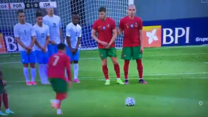 Portogallo-Israele, punizione horror di Cristiano Ronaldo: la palla finisce alle stelle! | VIDEO Portogallo-Israele, punizione horror di Cristiano Ronaldo: la palla finisce alle stelle! | VIDEO