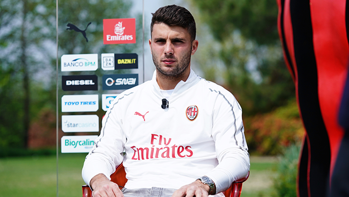 Patrick Cutrone, attaccante del Milan, durante un'intervista a Milanello (credits: acmilan.com) 
