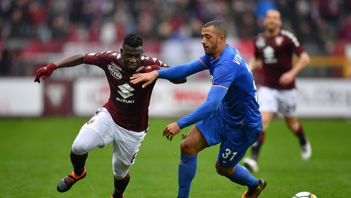 TURIN, ITALY - MARCH 18:  Afriyie Acquah (L) of Torino FC is challenged by Vitor Hugo of ACF Fiorentina during the serie A match between Torino FC and ACF Fiorentina at Stadio Olimpico di Torino on March 18, 2018 in Turin, Italy.  (Photo by Valerio Pennicino/Getty Images) 