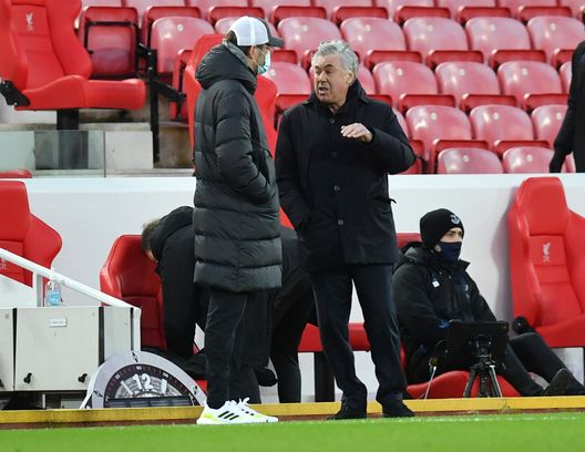 LIVERPOOL, ENGLAND - FEBRUARY 20: Carlo Ancelotti, Manager of Everton talks with Jurgen Klopp, Manager of Liverpool prior to the Premier League match between Liverpool and Everton at Anfield on February 20, 2021 in Liverpool, England. Sporting stadiums around the UK remain under strict restrictions due to the Coronavirus Pandemic as Government social distancing laws prohibit fans inside venues resulting in games being played behind closed doors. (Photo by Paul Ellis - Pool/Getty Images) Klopp, Ancelotti e gli allenatori… con la pancetta! Ma in panchina conta poco… - immagine 1