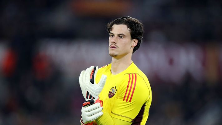 ROME, ITALY - FEBRUARY 22: Mile Svilar of AS Roma looks on prior to the penalty shoot out during the UEFA Europa League 2023/24 knockout round play-offs second leg match between AS Roma and Feyenoord at Stadio Olimpico on February 22, 2024 in Rome, Italy. (Photo by Paolo Bruno/Getty Images) Svilar: “Decisiva la fiducia della società” - immagine 1
