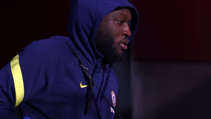 MIDDLESBROUGH, ENGLAND - MARCH 19: Romelu Lukaku of Chelsea arrives at the stadium prior to the Emirates FA Cup Quarter Final match between Middlesbrough v Chelsea at Riverside Stadium on March 19, 2022 in Middlesbrough, England. (Photo by Naomi Baker/Getty Images) Southampton-Chelsea, bocciatura definitiva per Lukaku? Il belga non convocato - immagine 1