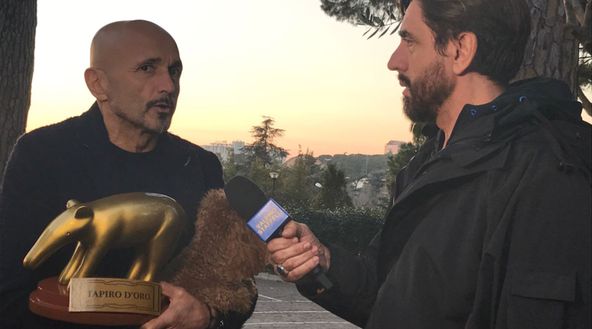 Luciano Spalletti riceve il Tapiro d'oro da Valerio Staffelli per Striscia la Notizia Luciano Spalletti riceve il Tapiro d'oro da Valerio Staffelli per Striscia la Notizia