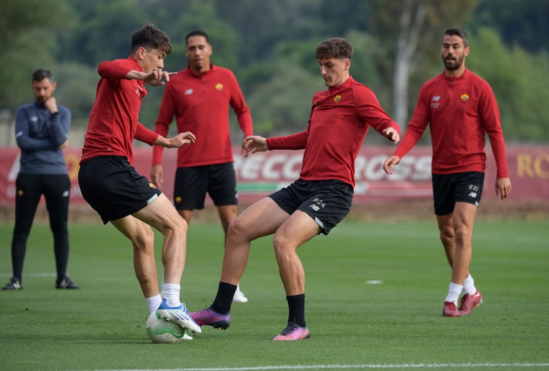 Roma in campo per preparare la semifinale contro il Leicester – FOTO GALLERY - immagine 17