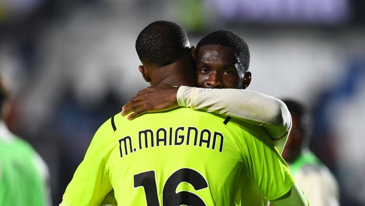 BERGAMO, ITALY - OCTOBER 03: Mike Maignan and Fikayo Tomori of AC Milan celebrate the win at the end of the Serie A match between Atalanta BC v AC Milan at Gewiss Stadium on October 03, 2021 in Bergamo, Italy. (Photo by Claudio Villa/AC Milan via Getty Images)