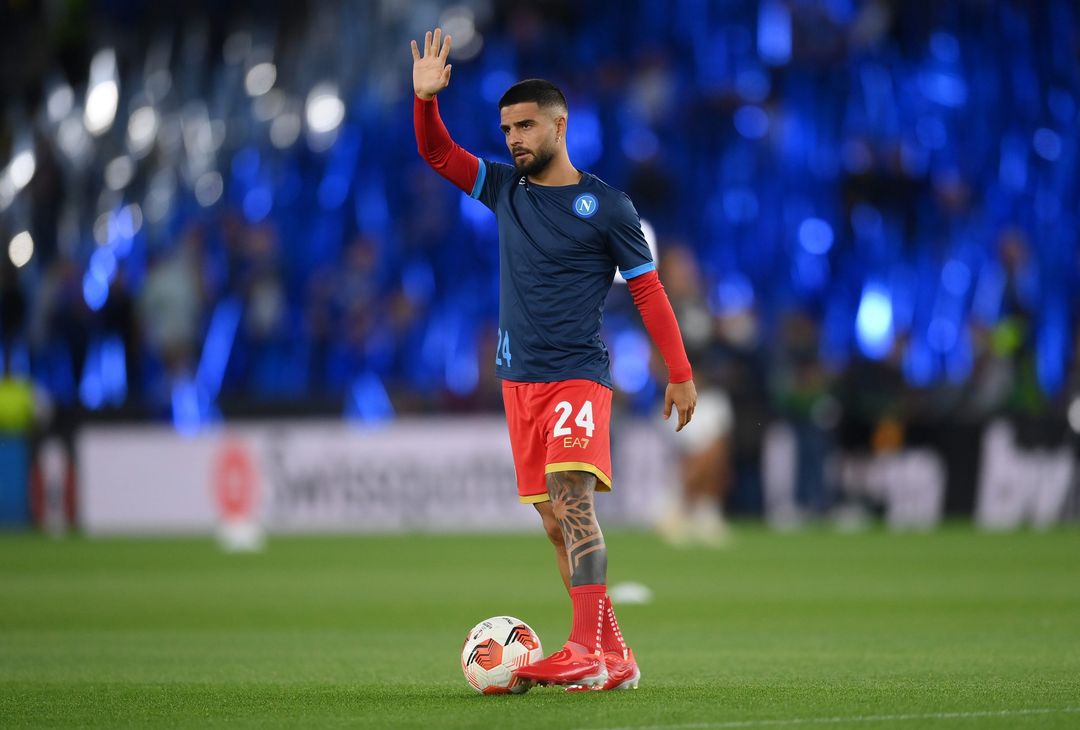  LEICESTER, ENGLAND - SEPTEMBER 16: Lorenzo Insigne of SSC Napoli acknowledges the fans as he warms up prior to the UEFA Europa League group C match between Leicester City and SSC Napoli at The King Power Stadium on September 16, 2021 in Leicester, England. (Photo by Laurence Griffiths/Getty Images) 