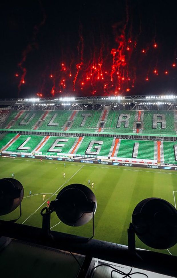 I fuochi dall'esterno stadio dei tifosi del Legia contro l'Arka Gdynia nel turno precedente di campionato... 