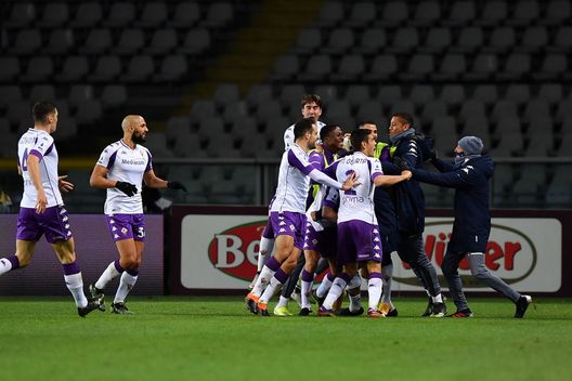 TURIN, ITALY - JANUARY 29: Franck Ribery of Fiorentina celebrates with team mates after scoring the first goal during the Serie A match between Torino FC and ACF Fiorentina at Stadio Olimpico di Torino on January 29, 2021 in Turin, Italy. (Photo by Valerio Pennicino/Getty Images) TURIN, ITALY - JANUARY 29: Franck Ribery of Fiorentina celebrates with team mates after scoring the first goal during the Serie A match between Torino FC and ACF Fiorentina at Stadio Olimpico di Torino on January 29, 2021 in Turin, Italy. (Photo by Valerio Pennicino/Getty Images)