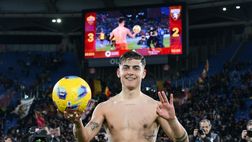 Roma, la festa social di Dybala: foto con il pallone della tripletta