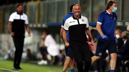 LA SPEZIA, ITALY - AUGUST 11: Vincenzo Italiano manager of ASC Spezia celebrates during the Serie B Playoffs match between ASC Spezia and Chievo Verona at Stadio Alberto Picco on August 11, 2020 in La Spezia, Italy. (Photo by Gabriele Maltinti/Getty Images for Lega Serie B) LA SPEZIA, ITALY - AUGUST 11: Vincenzo Italiano manager of ASC Spezia celebrates during the Serie B Playoffs match between ASC Spezia and Chievo Verona at Stadio Alberto Picco on August 11, 2020 in La Spezia, Italy. (Photo by Gabriele Maltinti/Getty Images for Lega Serie B)