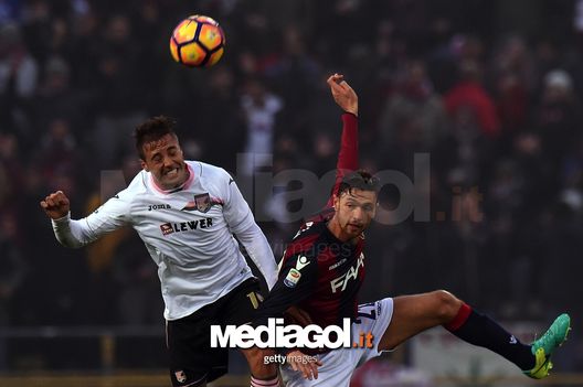 BOLOGNA, ITALY - NOVEMBER 20: Thiago Cionek (L) of Palermo Luca Rizzo of Bologna compete for the ball during the Serie A match between Bologna FC and US Citta di Palermo at Stadio Renato Dall'Ara on November 20, 2016 in Bologna, Italy. (Photo by Tullio M. Puglia/Getty Images) BOLOGNA, ITALY - NOVEMBER 20: Thiago Cionek (L) of Palermo Luca Rizzo of Bologna compete for the ball during the Serie A match between Bologna FC and US Citta di Palermo at Stadio Renato Dall'Ara on November 20, 2016 in Bologna, Italy. (Photo by Tullio M. Puglia/Getty Images)