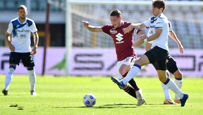 TURIN, ITALY - SEPTEMBER 26:  Andrea Belotti (L) of Torino FC is challenged by Marten De Roon of  Atalanta BC during the Serie A match between Torino FC and Atalanta BC at Stadio Olimpico di Torino on September 26, 2020 in Turin, Italy.  (Photo by Valerio Pennicino/Getty Images) 