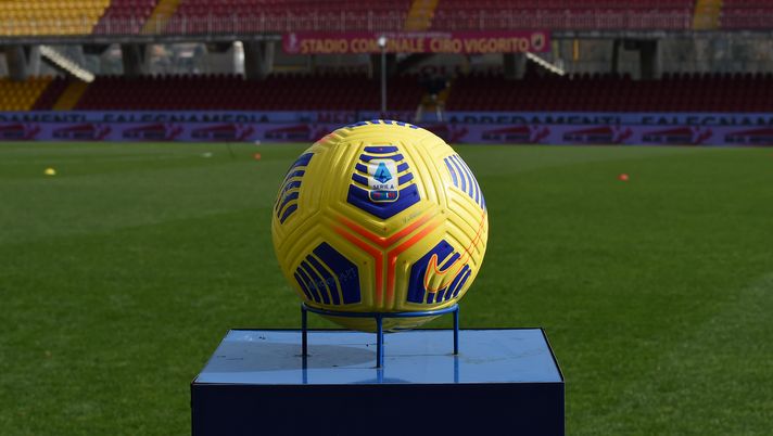 BENEVENTO, ITALY - FEBRUARY 07: The match ball is seen prior to the Serie A match between Benevento Calcio and UC Sampdoria at Stadio Ciro Vigorito on February 07, 2021 in Benevento, Italy. Sporting stadiums around Italy remain under strict restrictions due to the Coronavirus Pandemic as Government social distancing laws prohibit fans inside venues resulting in games being played behind closed doors. (Photo by Francesco Pecoraro/Getty Images) BENEVENTO, ITALY - FEBRUARY 07: The match ball is seen prior to the Serie A match between Benevento Calcio and UC Sampdoria at Stadio Ciro Vigorito on February 07, 2021 in Benevento, Italy. Sporting stadiums around Italy remain under strict restrictions due to the Coronavirus Pandemic as Government social distancing laws prohibit fans inside venues resulting in games being played behind closed doors. (Photo by Francesco Pecoraro/Getty Images)