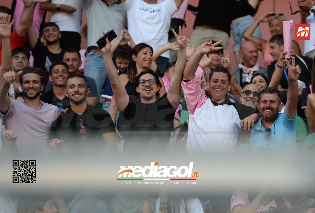 Fototifo, facce da Serie B. I tifosi allo stadio per Palermo-Padova 1-0 - immagine 120