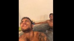 VIDEO / Idromassaggio e musica di “casa”: la bella vita di Neymar