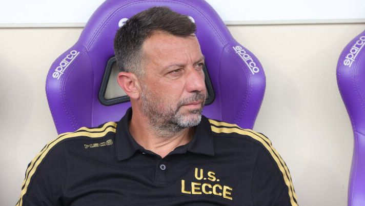 FLORENCE, ITALY - AUGUST 27: Head coach Roberto D'Aversa manager of US Lecce looks on during the Serie A TIM match between ACF Fiorentina and US Lecce at Stadio Artemio Franchi on August 27, 2023 in Florence, Italy. (Photo by Gabriele Maltinti/Getty Images) D’Aversa: “Baschirotto non andava espulso! Krstovic? Se uno è abituato, segna ovunque” - immagine 1