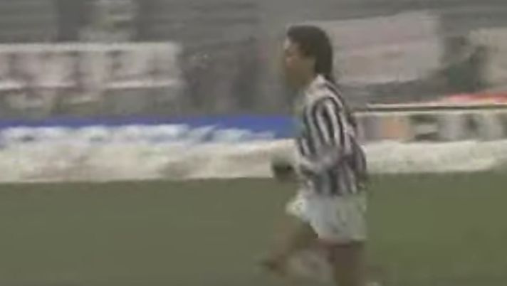 Dicembre 1990, l'esultanza da derby di Roberto Baggio... 