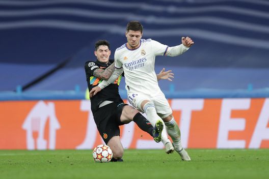 MADRID, SPAIN - DECEMBER 07: Alessandro Bastoni FC Internazionale Milano tackles Luka Jovic (R) of Real Madrid CF during the UEFA Champions League group D match between Real Madrid and FC Internazionaleat Estadio Santiago Bernabeu on December 07, 2021 in Madrid, Spain. (Photo by Gonzalo Arroyo Moreno/Getty Images) Jovic