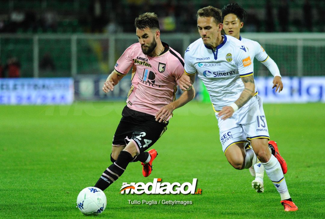  PALERMO, ITALY - APRIL 08: Przemyslaw Szyminski of Palermo is challenged by Jure Balkovec of Verona during the Serie B match between US Citta di Palermo and Hellas Verona at Stadio Renzo Barbera on April 08, 2019 in Palermo, Italy. (Photo by Getty Images/Getty Images) 
