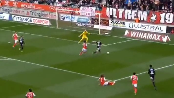 VIDEO / Controllo e gran diagonale destro: il terzo gol con il Brest di Satriano - immagine 1