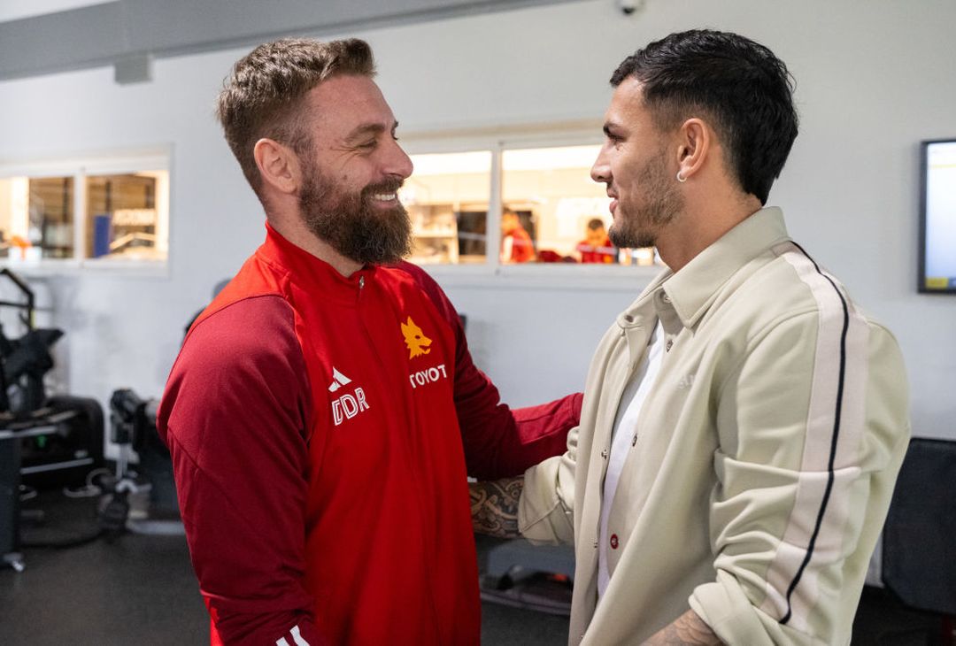 De Rossi riabbraccia la Roma. L’accoglienza a Trigoria – FOTO GALLERY - immagine 14