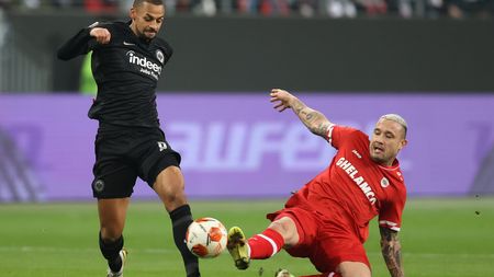 FRANKFURT AM MAIN, GERMANY - NOVEMBER 25: Radja Nainggolan of Royal Antwerp and Djibril Sow of Eintracht Frankfurt battle for possession during the UEFA Europa League group D match between Eintracht Frankfurt and Royal Antwerp FC at Deutsche Bank Park on November 25, 2021 in Frankfurt am Main, Germany. (Photo by Alex Grimm/Getty Images)